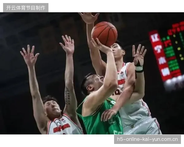 山东男篮利用强硬身体对抗，主场打法有效冲击并瓦解对手防线